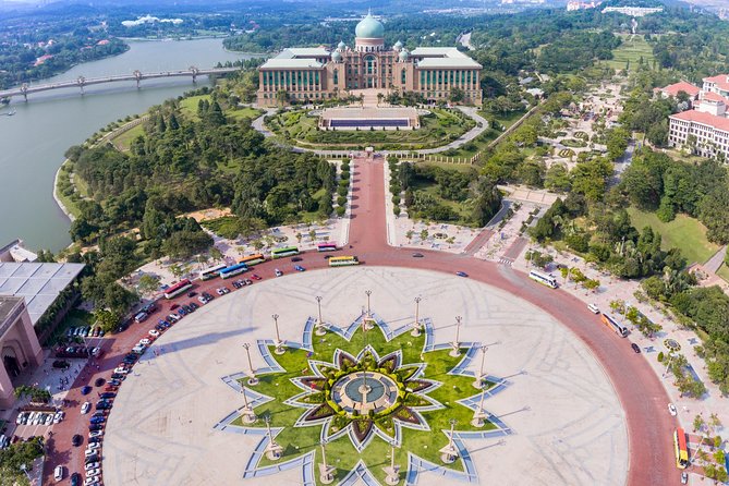 °17or19 Hrs Kuala Lumpur Van Tour from Singapore w' Tour Guide - Istana Negara quick photos, then KLCC low-angle gazing at night
