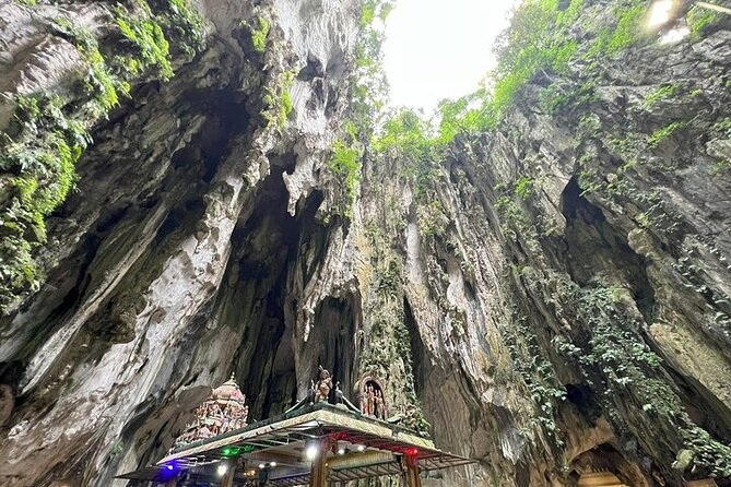 2-WAY FLIGHT: Private Kuala Lumpur guided day tour from Singapore - Batu Caves and Sri Ganesar Temple: Color, Stairs, and Meaning