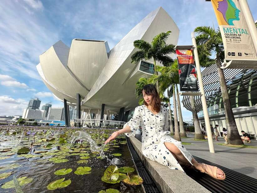 Instawalks of Iconic Singapore Photography Services - Helix Bridge: turning the walk into motion photos