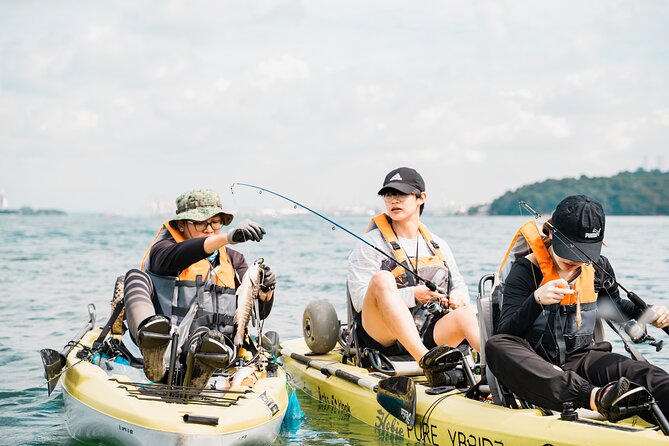 Kayak Fishing Tour in Singapore, Pasir Ris and Pulau Ubin Kelongs - The fishing lesson on live prawn bait and bottom fishing basics