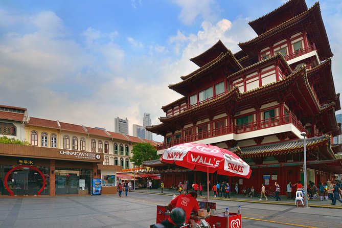 Michelin Premium Food Tour with Hawker Centre & Chinatown Tour - Wet market visit: why it changes how you understand dinner