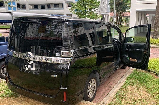 Private Airport Transfers in Singapore - Late-night pickups and the night surcharge