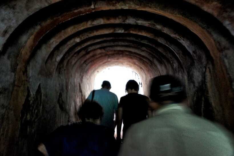 Singapore 2.5-Hour Walking Tour: Graves, Guns & Battles - 19th-century colonial cemetery and old fort gateway: power in stone and gates