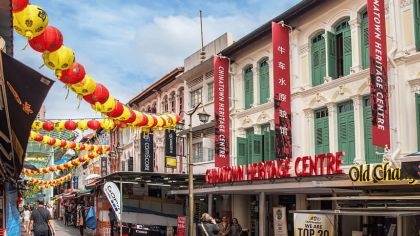 Singapore: Chinatown Hidden Treasure Walking Tour with Snack - The alley maze and Yip Yew Chong murals: looking up changes everything
