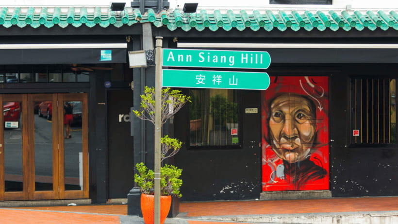 Singapore: Chinatown Hidden Treasure Walking Tour with Snack - Sri Mariamman Temple: gopuram detail and old faith in motion