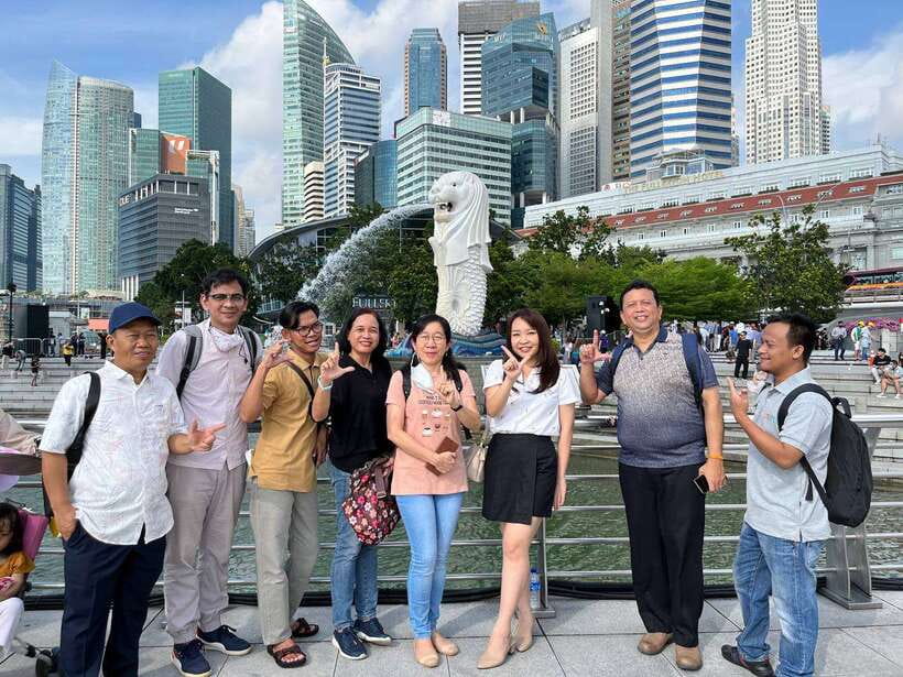 Singapore: City Highlights Walking Tour & Singapore River - Singapore River: colonial architecture and the old-vs-new lesson