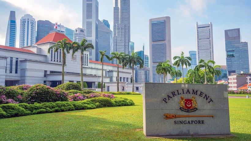 Singapore: City Highlights Walking Tour & Singapore River - The photo stop that breaks the routine
