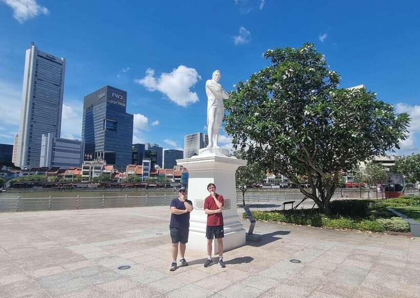 Singapore: City Highlights Walking Tour & Singapore River - Starting at Raffles Place MRT: the easiest launch point