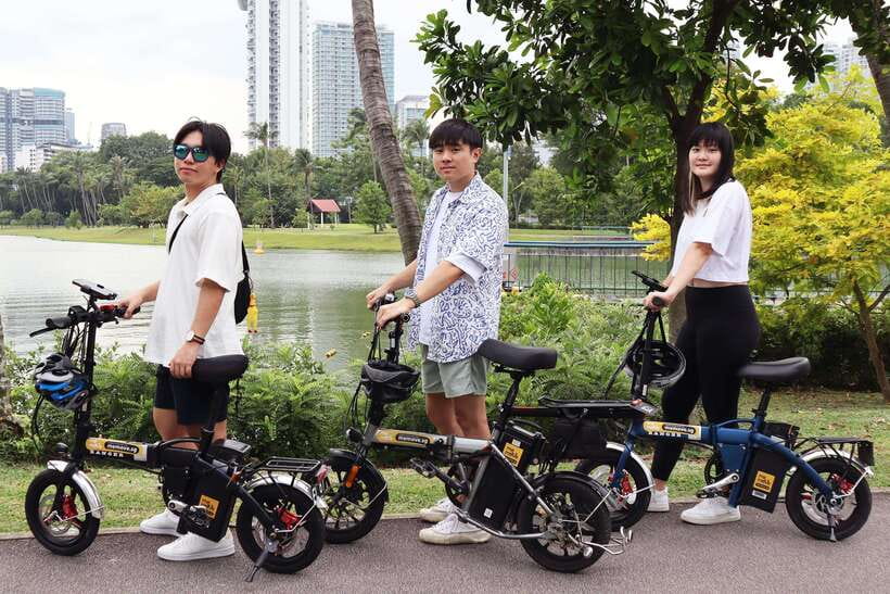 Singapore: Electric Bicycle Experience (Rental and Tour) - National Stadium stop: photos, a quick reset, and local flavor