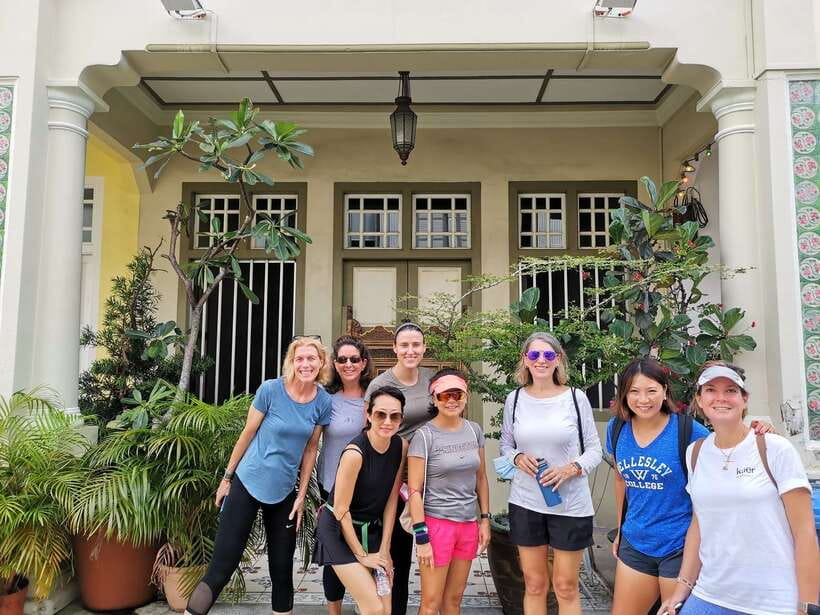 Singapore: Food and Bike Tour: Katong District - The guides make the difference: stories, questions, and on-the-spot care