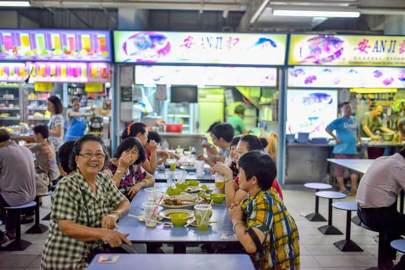 Singapore: Foodie Experience Guided Tour with 5 Tastings - Fruit stalls, durian, seafood, and the everyday rhythm of Chinatown