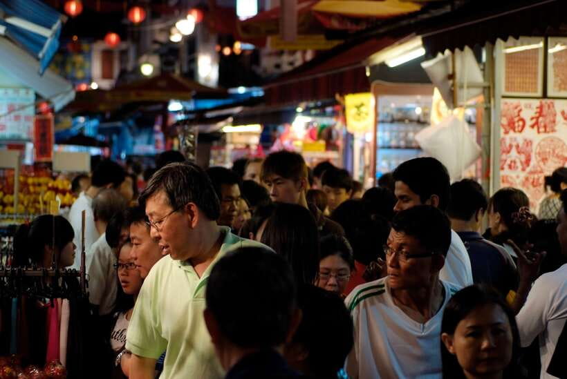 Singapore: Foodie Experience Guided Tour with 5 Tastings - Chinatown Complex hawker centre: where you choose your style