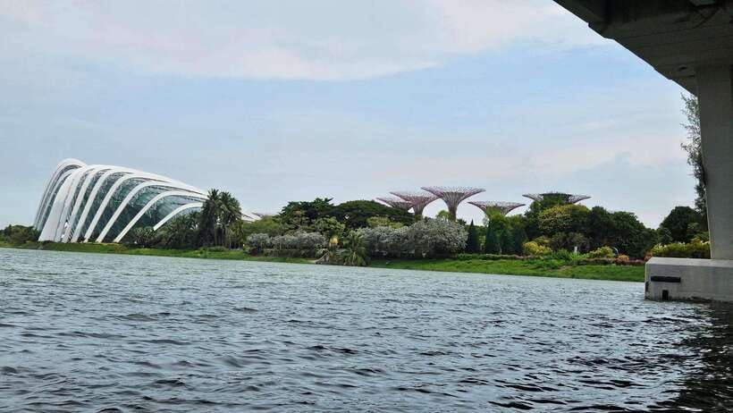 Singapore: Guided City Tour by Amphibious Duck Boat - Civic District on Land: Old Court Steps and Occupation Memorials