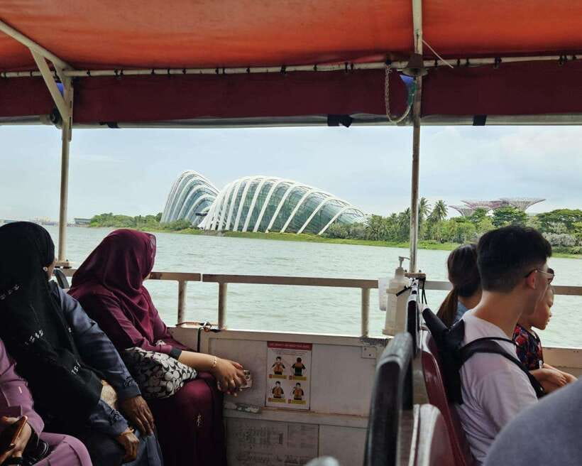 Singapore: Guided City Tour by Amphibious Duck Boat - War Memorial Park and the Former Supreme Court Area: Short, Powerful, and Time-Efficient