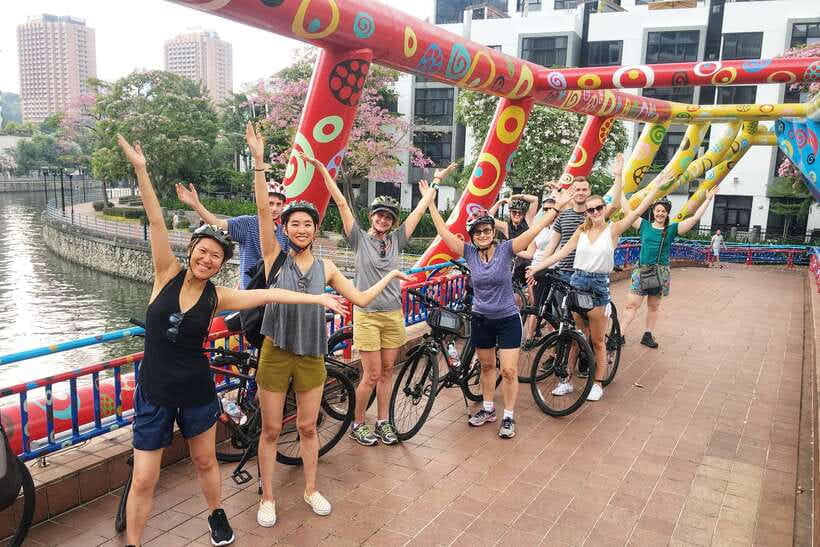Singapore: Historical Half-Day Bike Tour - Chinatown and Chinatown Complex: coffee, food tasting, and a real break