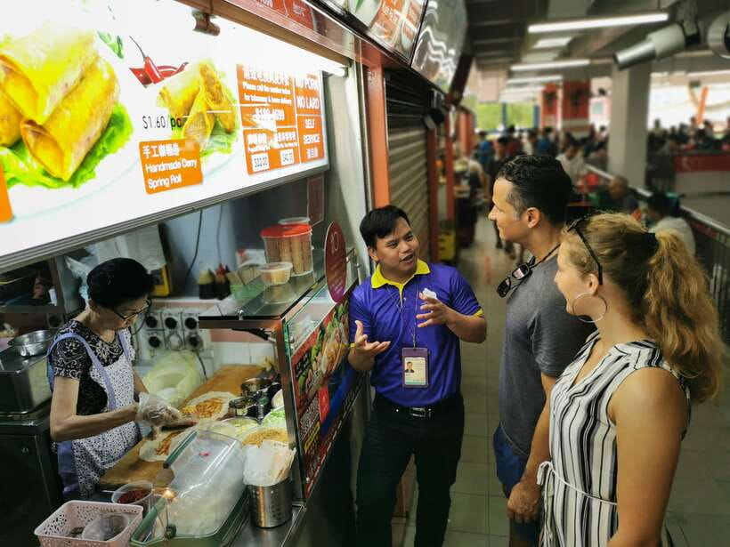 Singapore: Local Hawker Food Tour with Tastings - Walking past Jamae (Chulia) Mosque and Sri Mariamman Temple