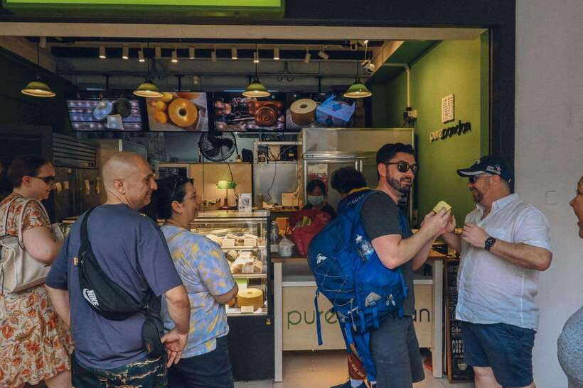 Singapore: Local Hawker Food Tour with Tastings - Practical prep: rain gear, cash, and getting through without stress