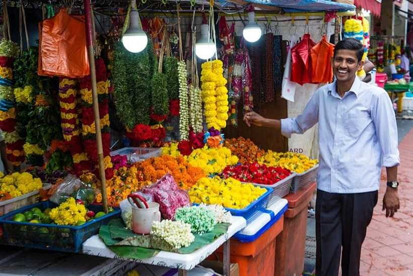 Singapore: Local Street Food Tasting Tour - Chinatown: end at a food centre where you can keep going