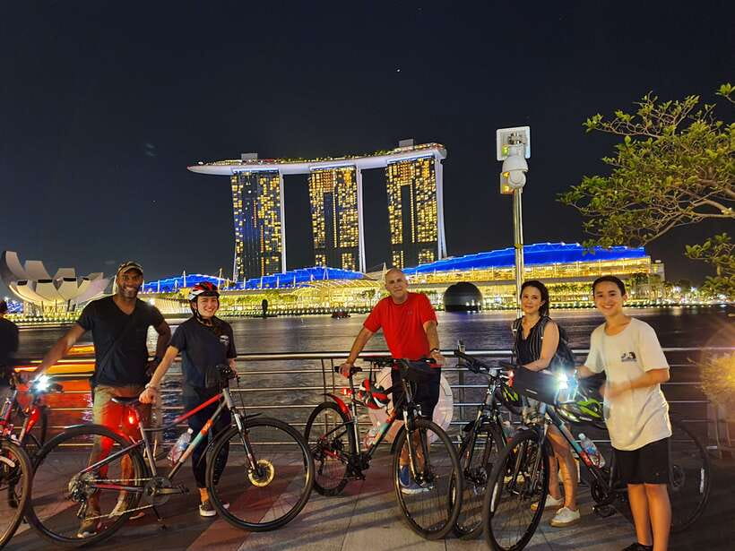 Singapore: Marina Bay Night Tour by Bicycle - The start: safety lights, a size-fit bike, and a calm pace