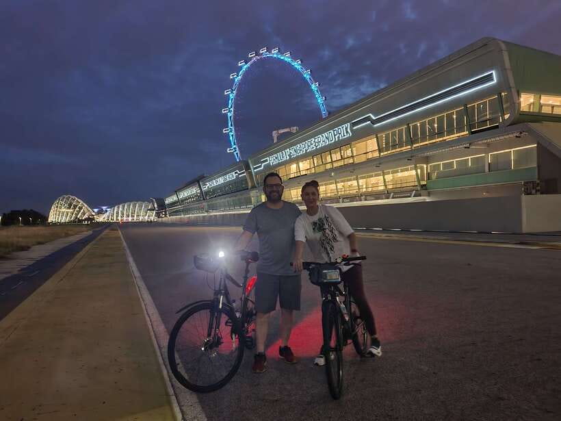 Singapore: Marina Bay Night Tour by Bicycle - Marina Bay promenade at dusk: the photos start early