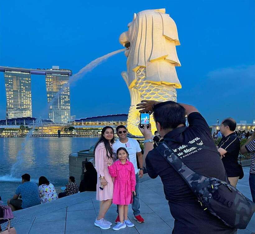 Singapore: Marina Bay Nighttime Walking Tour - Start smart: meeting at The Salad Shop near UOB Plaza 2