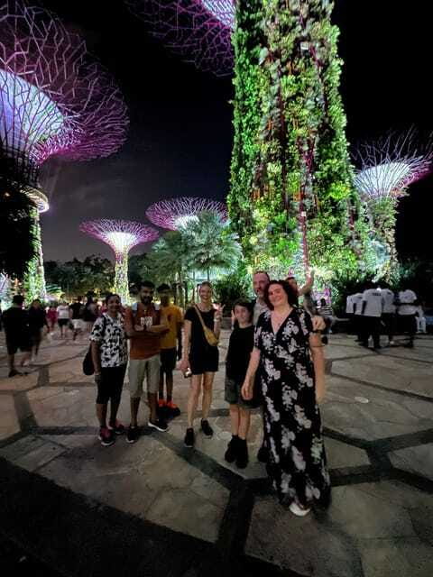 Singapore: Marina Bay Nighttime Walking Tour - Merlion Park night photos: the city’s symbol, lit up