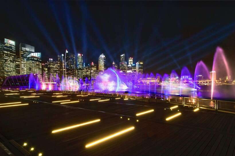Singapore: Marina Bay Nighttime Walking Tour - Marina Bay Sands: where the skyline meets the show