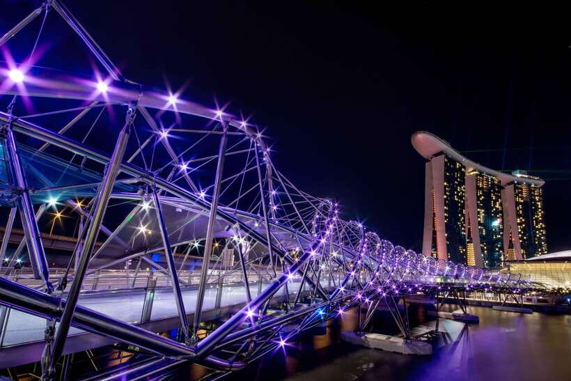 Singapore: Marina Bay Nighttime Walking Tour - Walking reality check: 3.5 km in 2 hours