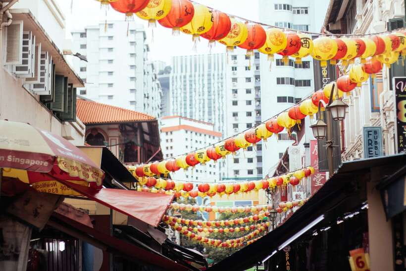 Singapore: Private Tour w/ Locals – Highlights & Hidden Gems - Hawker Centre Lunch and the Included Local Drink/Tasting