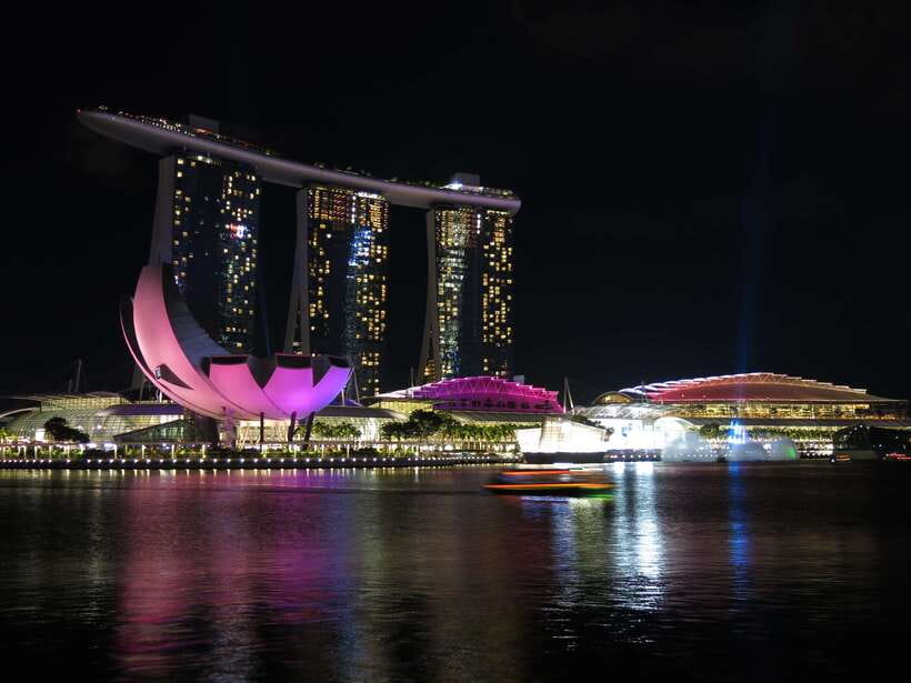 Singapore: Private Walking Tour with a Local - Language, Small Details, and Real-World Logistics