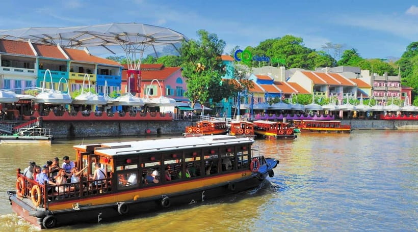 Singapore: River Cruise and Merlion Park Guided Tour - Clarke Quay river cruise: skyline views with a calmer rhythm