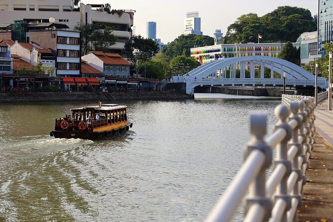 Singapore River Cruise, Night Garden Rhapsody & Spectra by CYT - The 30-minute Singapore River bumboat cruise