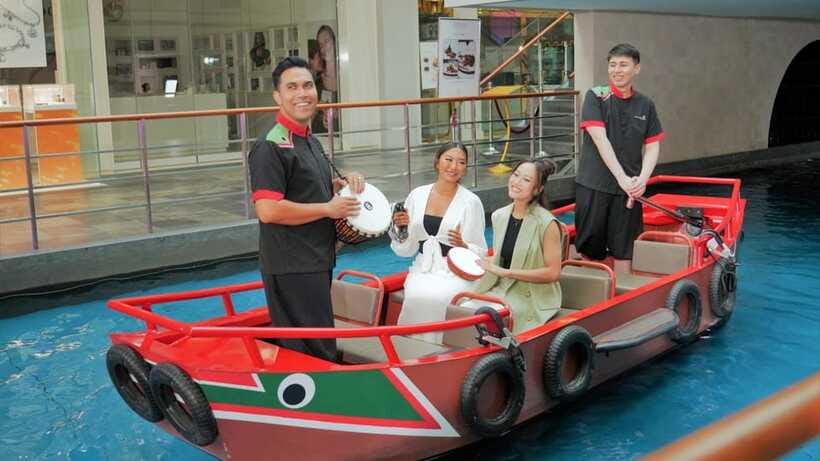 Singapore: Sampan Boat Ride Ticket at the Marina Bay Sands - Circling the Rain Oculus: 22 meters of rainwater magic