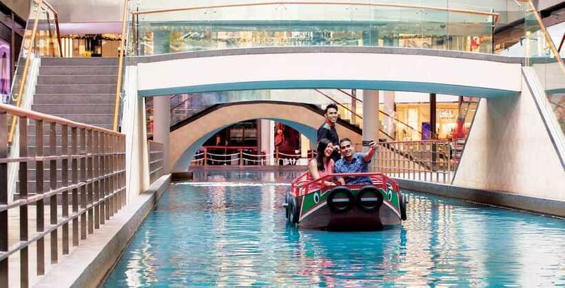 Singapore: Sampan Boat Ride Ticket at the Marina Bay Sands - The hourly water cascade: when timing actually rewards you