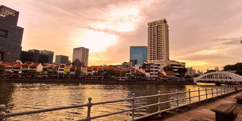 Singapore: Sunset City Tour by Kick Scooter - Esplanade, the Civic War Memorial, and Raffles Hotel: classic Singapore, framed for night photos