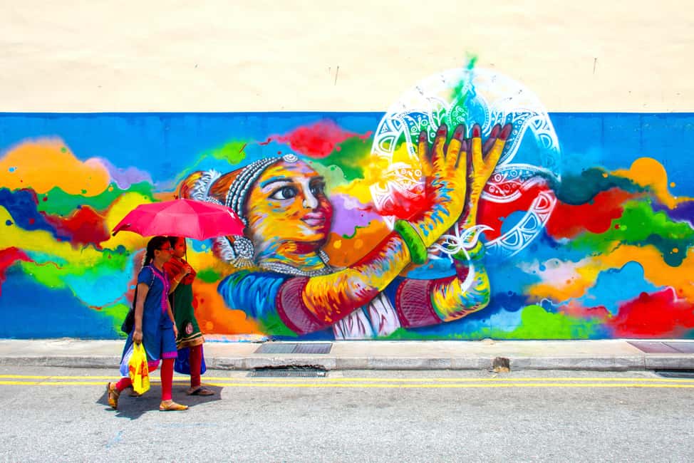 Singapore: Temples, Chinatown and Little India Private Tour - Arab Street and Little India: perfume stalls, dresses, and a color-soaked food-and-shop scene