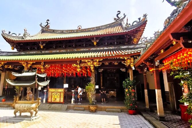 Singapore's Historic Chinatown Walking Tour with Lunch - Thian Hock Keng Temple: Old Architecture With a Built-In Story