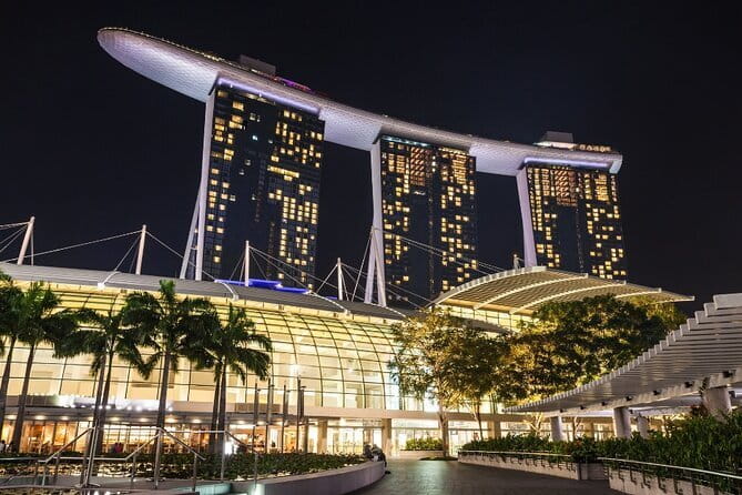 Singapore's Marina Bay Wonders and Heritage Tales, Chinatown - Chinatown: temples, shophouses, and street murals that make the neighborhood click