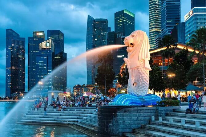 (Small Group) Night Wonders of Singapore: Cruise & Light Shows - Merlion Park: start with the symbol, then move fast