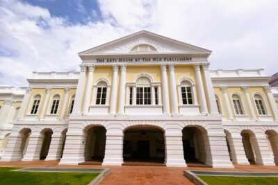 Splendour of Colonial Singapore Walking Tour with Lunch - City Hall to St Andrew’s Cathedral: starting with the civic center