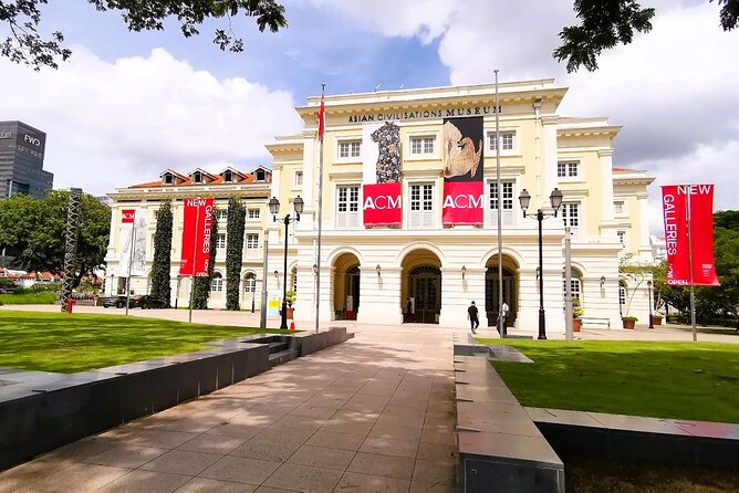 Splendour of Colonial Singapore Walking Tour with Lunch - Civic offices, then the Singapore River: engineering you can walk over