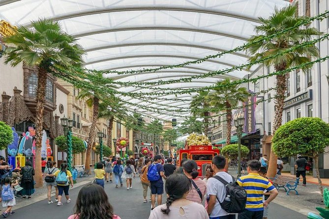 Universal Studios Singapore + Roundtrip Transfers - Food strategy: halal and vegetarian options, plus allergy caution
